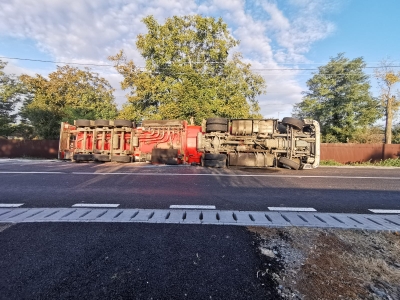 Autocisternă cu motorină răsturnată pe şosea la Brăila