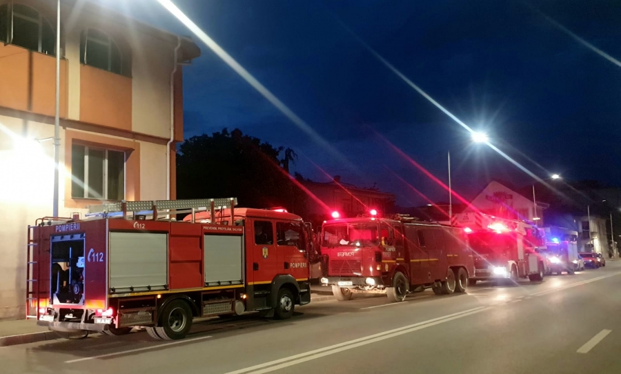 O ţigară nestinsă a aprins mansarda unei case de pe str. Băsarabiei