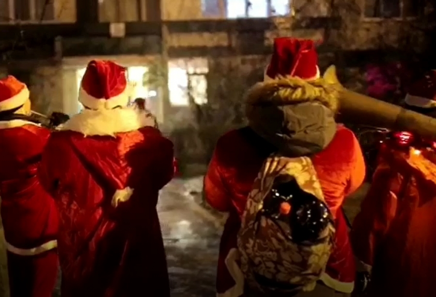 Moş Crăciun colindă printre blocurile oraşului (VIDEO)