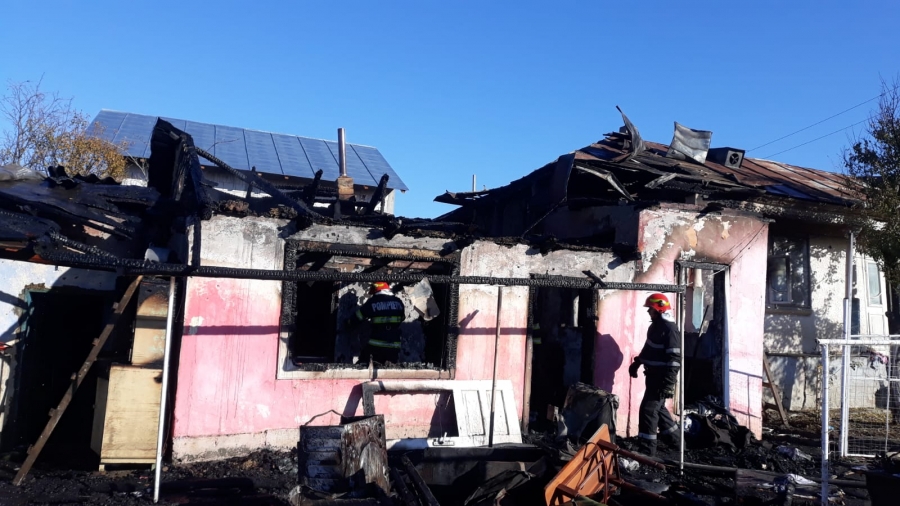 Incendiu la Costache Negri: O mamă cu 3 copii a rămas fără casă