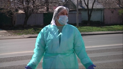 Asistentă de la Spitalul de Boli Infecţioase hărţuită de vecini: Mi-au aruncat cu clor pe uşă şi mi-au spus că nu am ce să caut aici