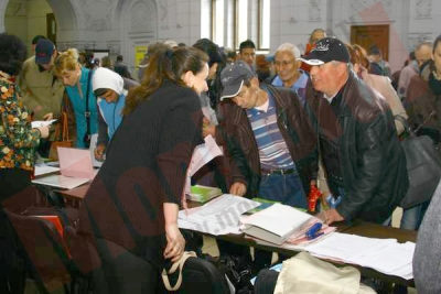 Sute de şomeri, în căutarea unui job