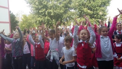 Flashmob caritabil realizat de 700 de elevi gălăţeni