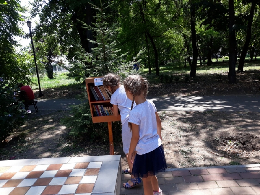 Iniţiativă inedită a elevilor de la CT "Aurel Vlaicu": Rafturi pline de cărţi, în Grădina Publică