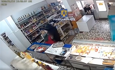 VIDEO: Tâlhărie la un magazin din Târgu Bujor. Vânzătoarea a fost tăiată la gât