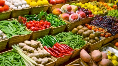 Unul din doi români cumpără fructe şi legume româneşti