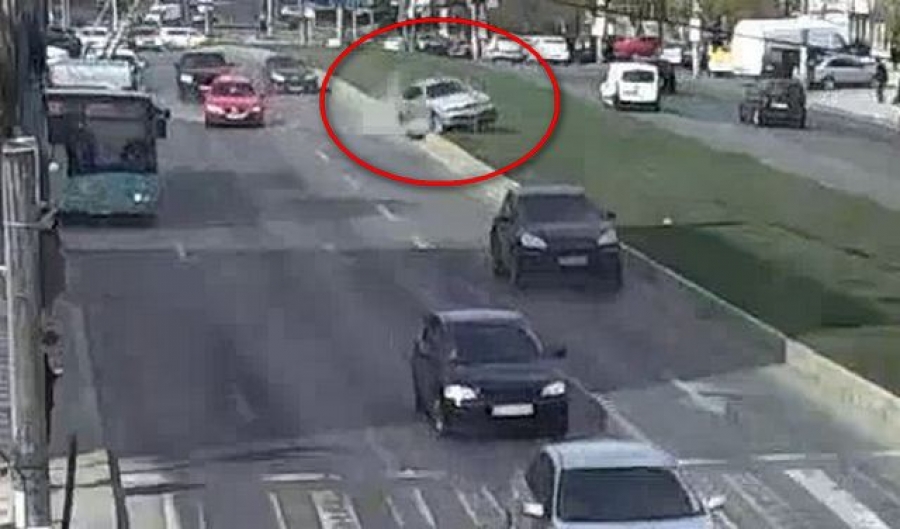 VIDEO | A zburat cu maşina peste scuarul de pe Brăilei