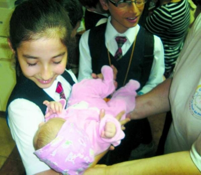 Un strop de bucurie pentru copiii şi mamele din Centrul maternal