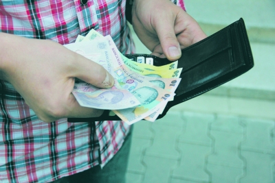 O treime dintre gospodăriile din România nu pot face faţă cheltuielilor cu venitul net lunar realizat