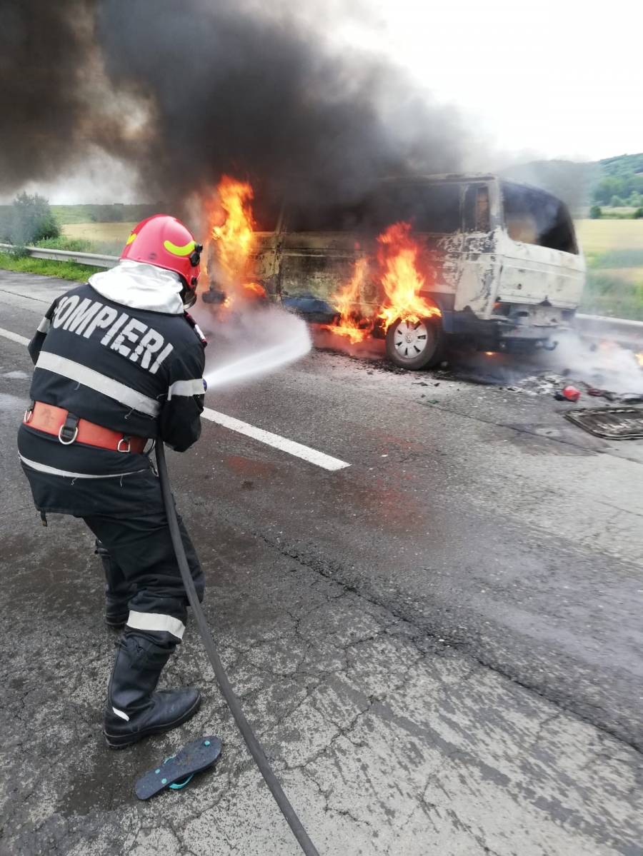 Un microbuz cu pasageri a luat foc în mers (FOTO/VIDEO)
