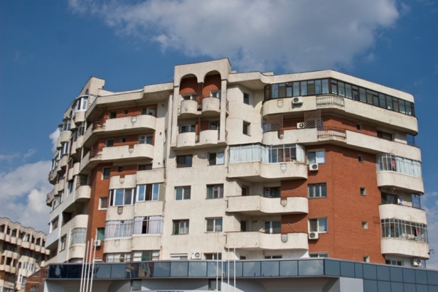 CJ Galaţi a fost amendat, din nou, pentru că nu îşi vinde apartamentele la preţuri derizorii