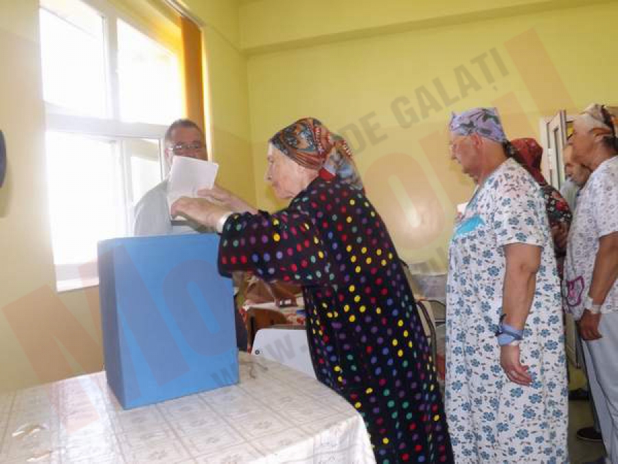 Sute de gălăţeni au votat în spitale