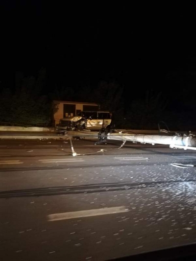 Obosit la volan, a intrat cu maşina în stâlp