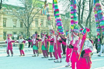 Spectacol inedit de colinde şi costume tradiţionale
