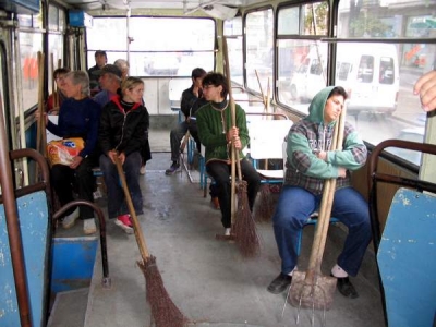 Cu mâna întinsă după bani da, la curăţat iarba ba!