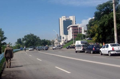 Cotele Dunării şi construcţia digului au blocat patru intersecţii din oraş