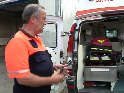 Echipaj medical bătut, ambulanţă vandalizată