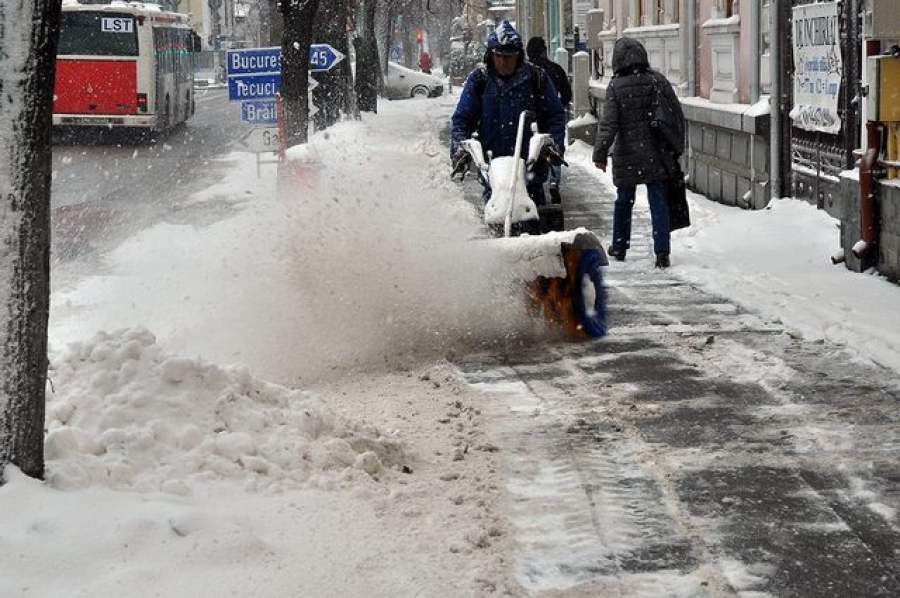 Galaţiul sub zăpadă: Zeci de utilaje de deszăpezire acţionează pe interioare de cartier