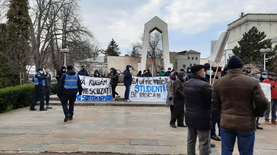 Studenţii şi pensionarii din Galaţi au protestat împotriva Guvernului (FOTO)
