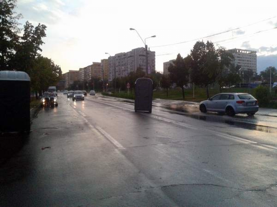 Toalete ecologice, măturate sâmbătă seara de furtună