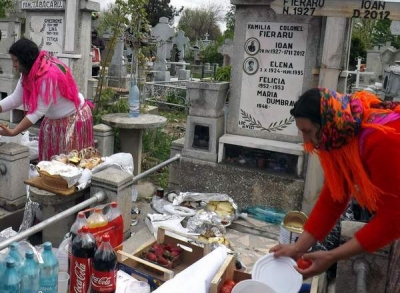 Cimitir înecat în gunoaie, beţivi şi picnic pe morminte