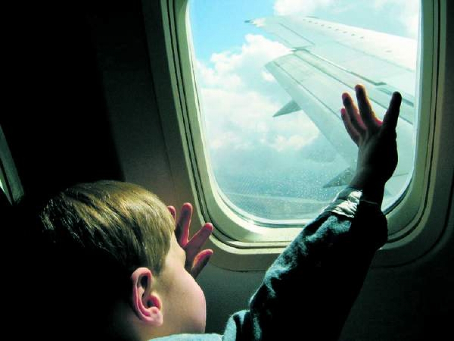 De ce sunt găurite ferestrele avioanelor