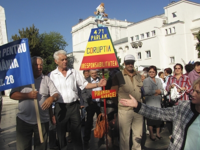 Pensionarii gălăţeni au ieşit în stradă