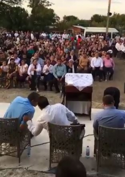Sute de localnici din Umbrăreşti, în frunte cu primarul, au uitat de reguli la o adunare religioasă (VIDEO)