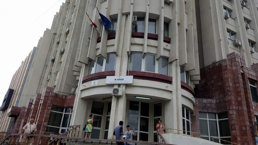 Procesul inspectorului de la Finanţe acuzat de corupţie, pasat de la o instanţă la alta