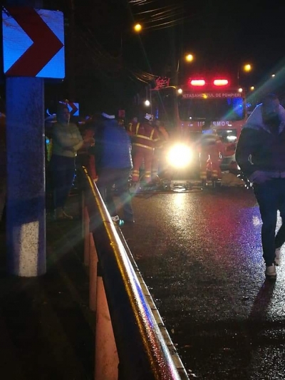 Trei tineri grav răniţi într-un accident, în zona Uzinei de apă