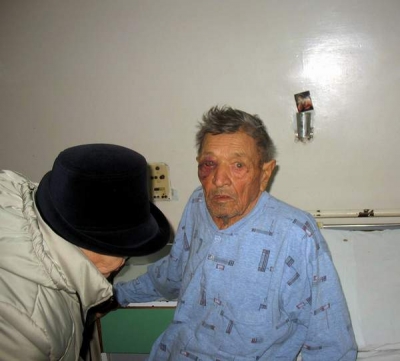 Culmea sărăciei: Octogenar atacat în casă pentru o ţigară