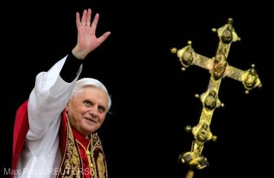 A doua zi în care credincioşii îi aduc un ultim omagiu fostului papă Benedict al XVI-lea (FOTO)