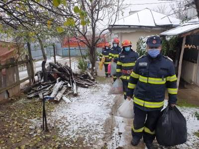 ISU Galaţi - Pompierii gălăţeni, în ajutorul familiei de la Costache Negri