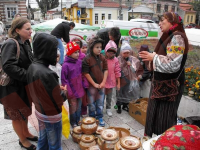 Totul despre meşteşuguri, în simpozion, expoziţii şi demonstraţii