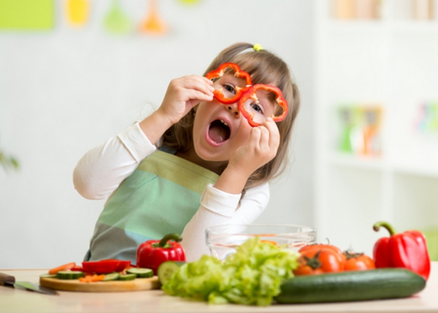 Apetitul copiilor pentru legume şi fructe creşte dacă li se prezintă în mod regulat fotografii cu acestea
