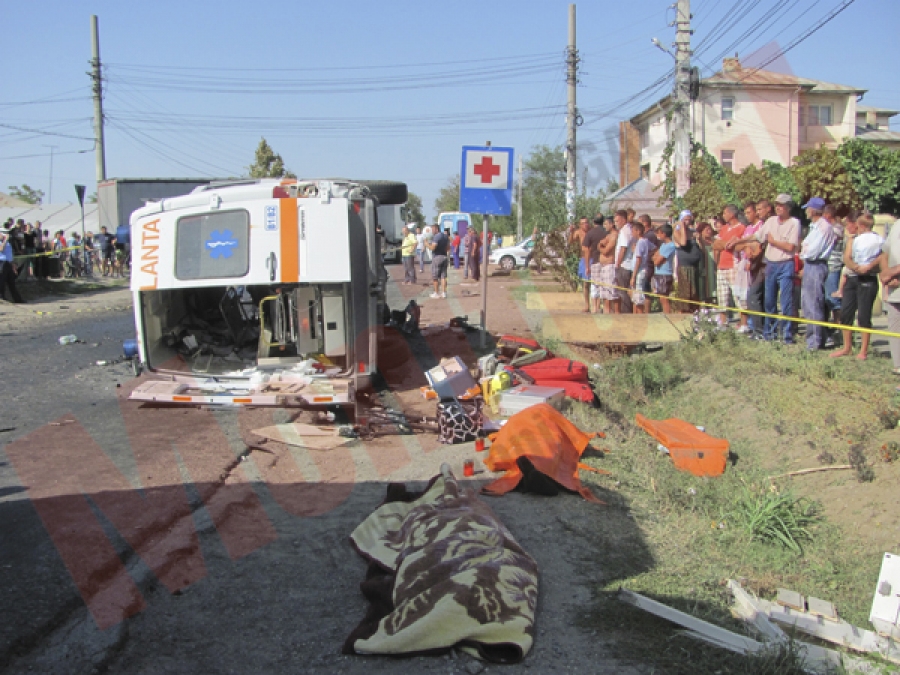 Trei morţi după ciocnirea unui camion cu o ambulanţă
