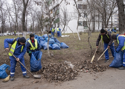 A început curăţenia de primăvară în cartierele gălăţene