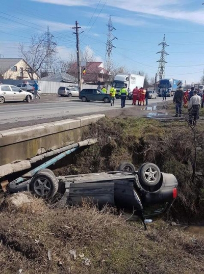 Un microbuz şi o maşină s-au răsturnat în apropiere de GALAŢI
