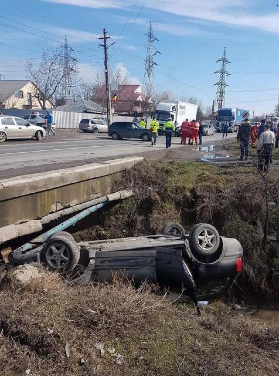 Un microbuz şi o maşină s-au răsturnat în apropiere de GALAŢI