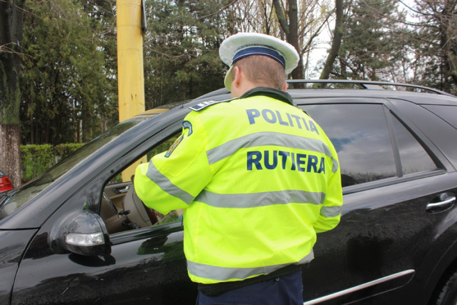 Un recidivist prins fără permis la volan a încercat să îi mituiască pe poliţişti: ”Închizi ochii şi mata”