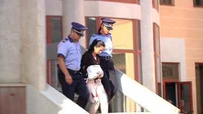 UPDATE: Gălăţeanca reţinută pentru că şi-a abandonat fetiţele în mizerie, cercetată în libertate