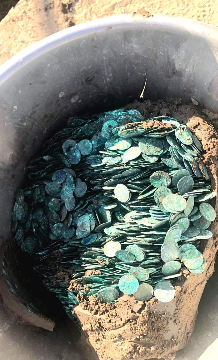 Bani falşi ascunşi într-un vas ceramic, găsiţi de muncitorii care săpau un şanţ în Tecuci (FOTO)