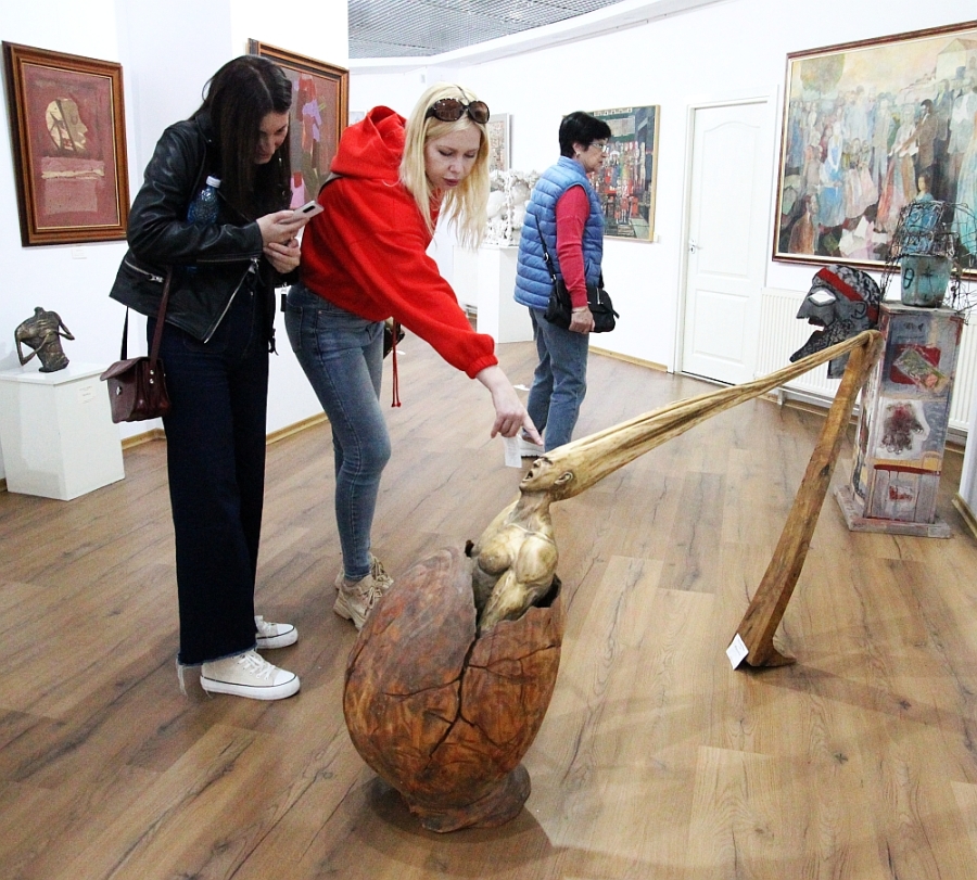 Artistă din Odessa, în vizită la Muzeul de Artă Vizuală din Galaţi (FOTO)