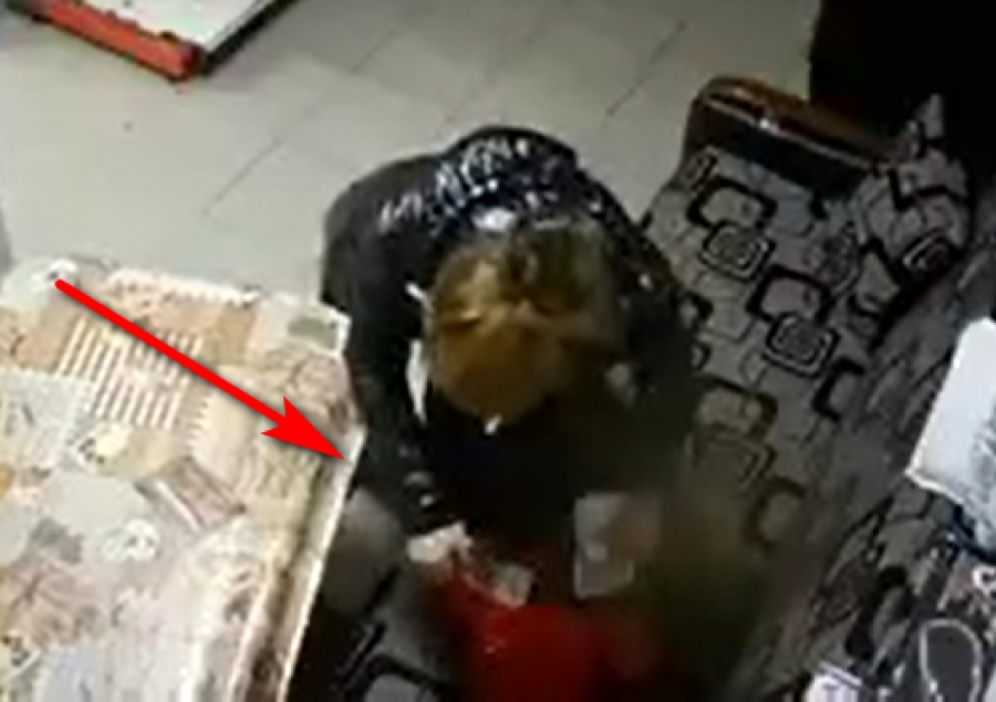 S-a strecurat şi a pus mâna pe geanta cu bani! Jaf filmat la un magazin din Barcea (VIDEO)