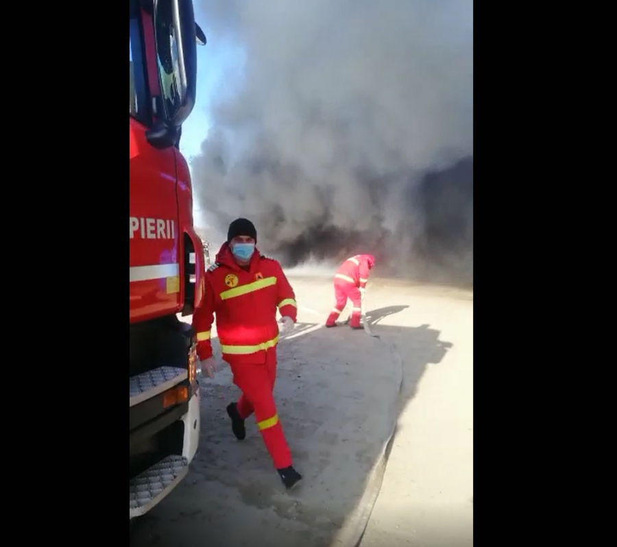 Incendiu puternic pe Şoseaua de Centură din Brăila (VIDEO)