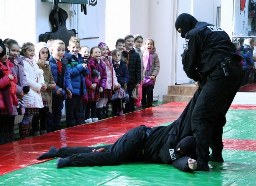 Elevii gălăţeni au ocazia să îi urmărească pe poliţiştii locali în acţiune