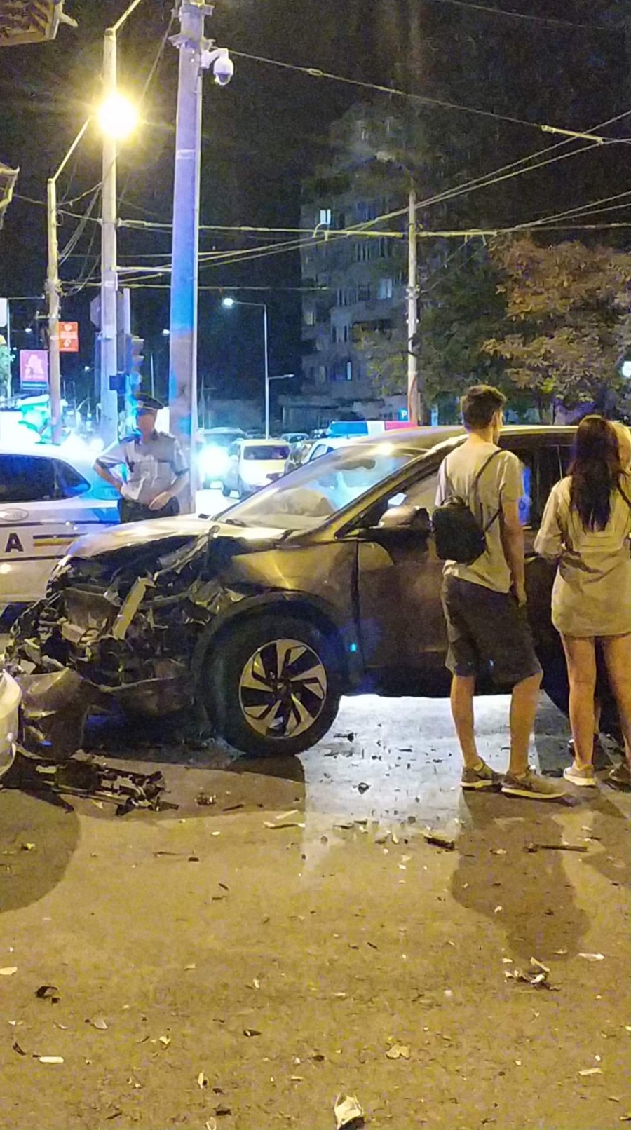 Accident cu doi răniţi şi trei maşini avariate, după ce o şoferiţă băută a trecut pe roşu (FOTO)