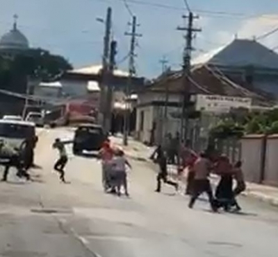 Tecuci: Bătaie cu bâte şi scânduri în plină stradă (VIDEO)
