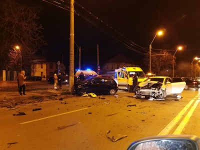 Accident cu 3 răniţi pe Coşbuc