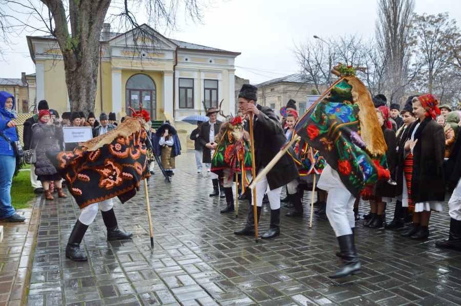 Ansambluri folclorice din toată ţara colindă gălăţenii la Festivalul de Datini şi Obiceiuri de Crăciun şi Anul Nou „Tudor Pamfile“ 2019